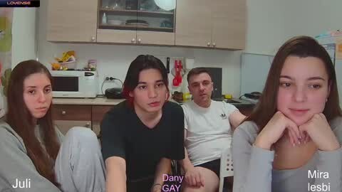 Media: Video of four young adults in a modern kitchen, three women and one man, sitting casually, with names \"Juli\", \"Dany\", \"Mira\", and \"Jeshi\" written on screen.